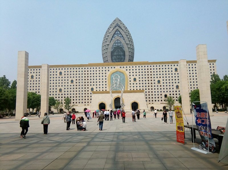 饰品店加盟市场百花齐放，如何选择一个靠谱的品牌？今天，我们来盘点一下饰品店加盟商最关注的10大家族品牌。